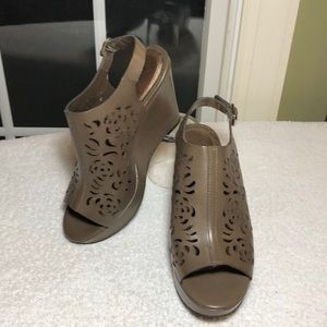 TAHARI Die Cut Mule w/ Wedge heel